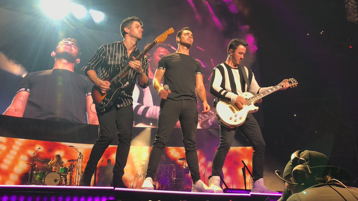 DanielleV26's tweet photo. Thank you @jonasbrothers for the best night of my life! #HappinessBeginsTour https://t.co/rAO9RTOQ4h