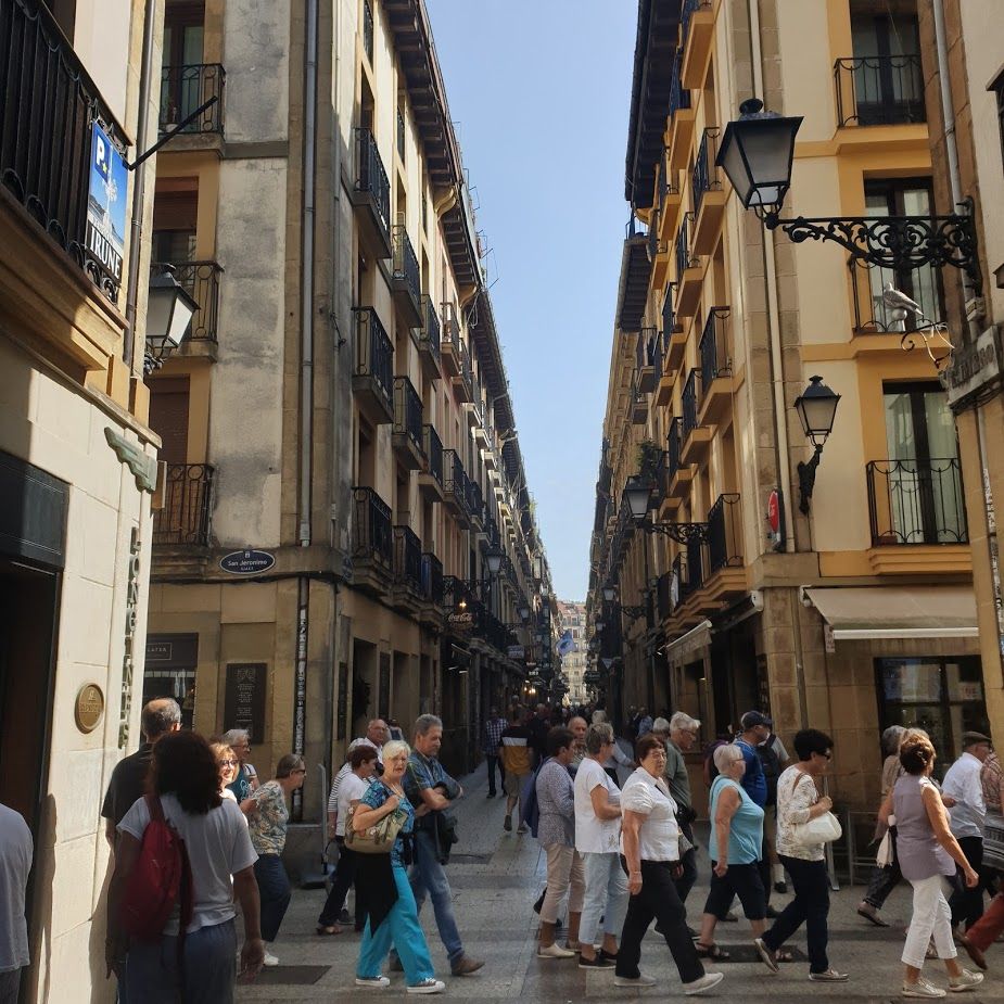 Nuestra calle, Fermín Calbetón
Si quieres estar cerca del auténtico espíritu donostiarra, lo tienes muy fácil 
<a href="/pensionirune/">pensionirune</a> #basquecountry #loves_donostia #travelerinbasque #visitbasquecountry