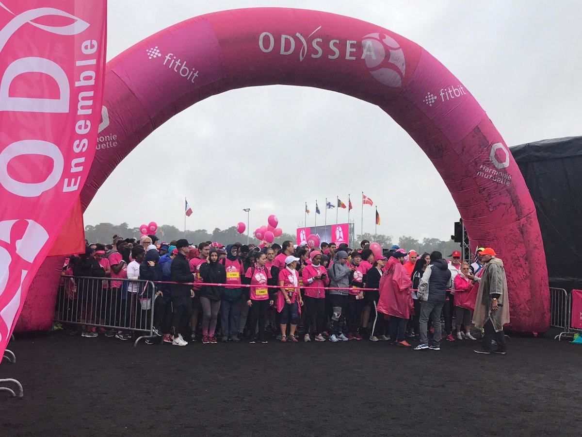 Les coureurs et marcheurs du 5 km #Odyssea sont prêts pour le départ 🚩Dernière course de la journée pour notre équipe 💪