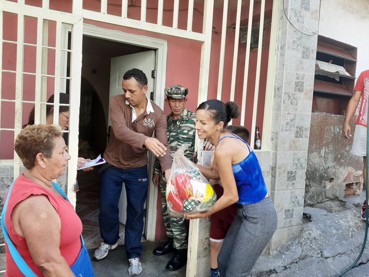 AdmonMercal's tweet image. #MisiónAlimentación y los @ClapOficial junto al pueblo organizado trabaja día a día para garantizar el derecho a la alimentación de los venezolanos, derrotando la guerra económica de 4ta generación, con compromiso, fuerza y amor.#TodosSomosClap 
@Anarequena422 ,@anaysan