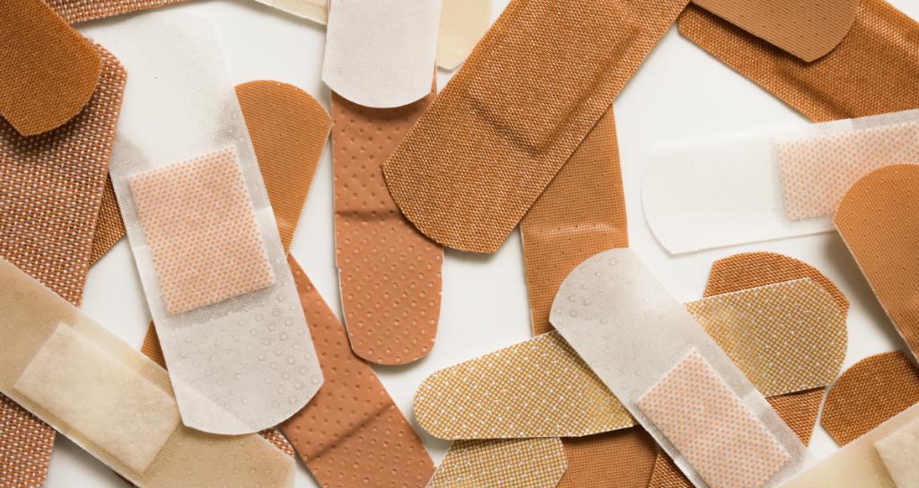 WebMD's tweet photo. Using hydrogen peroxide or rubbing alcohol to clean an injury can actually harm the tissue and delay healing. Learn the best way to clean a minor wound: https://t.co/cIKGHPaTTK https://t.co/ejXKFvp0tS
