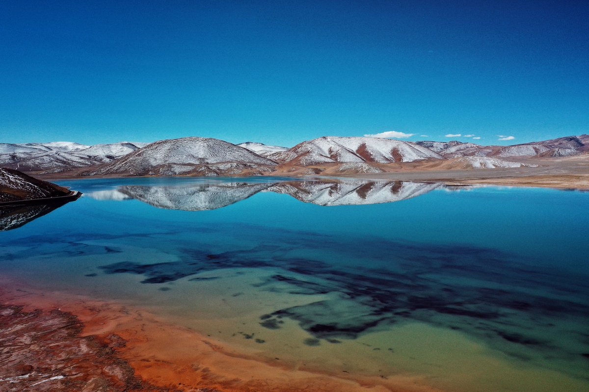 royxy's tweet image. 介绍一下位于新疆和西藏交界处的红山湖。这个湖是旅途中遇到的气氛最诡异的湖泊。路过时，完全没有风，开到湖边停车熄火后，大地一片死寂，安静到令人不适的程度。放了无人机升空，发现湖水的颜色极其复杂，丰富的颜色浸润在一起，配合天空之镜一般的水面，犹如幻境。 #西北偏南
