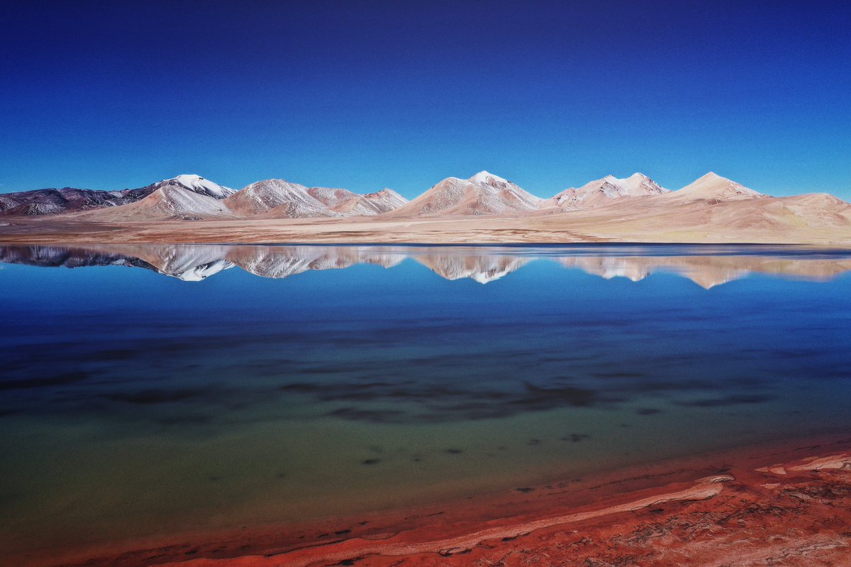 royxy's tweet image. 介绍一下位于新疆和西藏交界处的红山湖。这个湖是旅途中遇到的气氛最诡异的湖泊。路过时，完全没有风，开到湖边停车熄火后，大地一片死寂，安静到令人不适的程度。放了无人机升空，发现湖水的颜色极其复杂，丰富的颜色浸润在一起，配合天空之镜一般的水面，犹如幻境。 #西北偏南