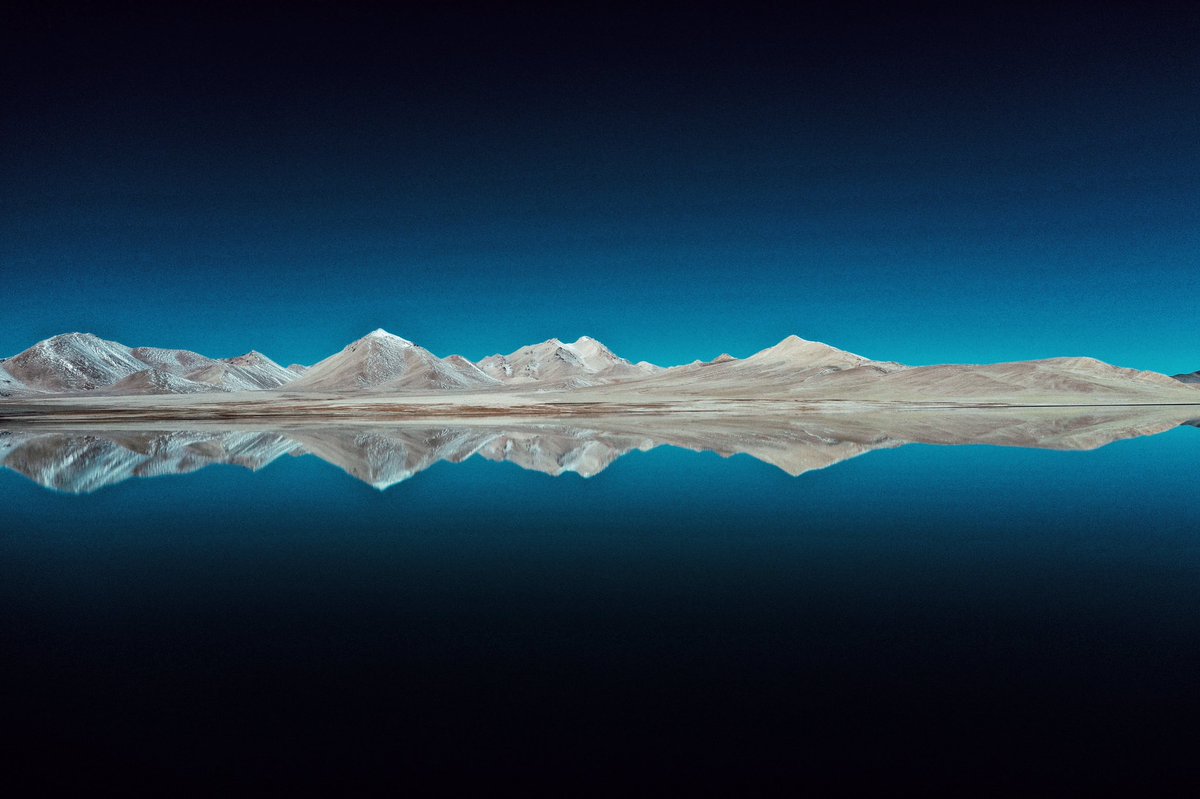 royxy's tweet image. 介绍一下位于新疆和西藏交界处的红山湖。这个湖是旅途中遇到的气氛最诡异的湖泊。路过时，完全没有风，开到湖边停车熄火后，大地一片死寂，安静到令人不适的程度。放了无人机升空，发现湖水的颜色极其复杂，丰富的颜色浸润在一起，配合天空之镜一般的水面，犹如幻境。 #西北偏南