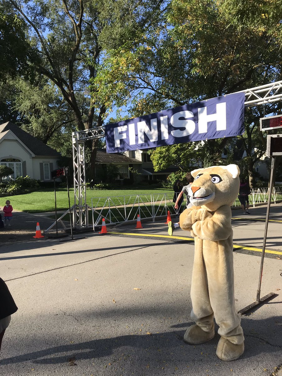 AnnieMKrug's tweet photo. Runners greeted by @ProspectSch181 Panther as they cross the finish line at the 2019 #RotaryRun 🏃‍♂️☀️🏃‍♂️ https://t.co/Ef9kqp8x9q
