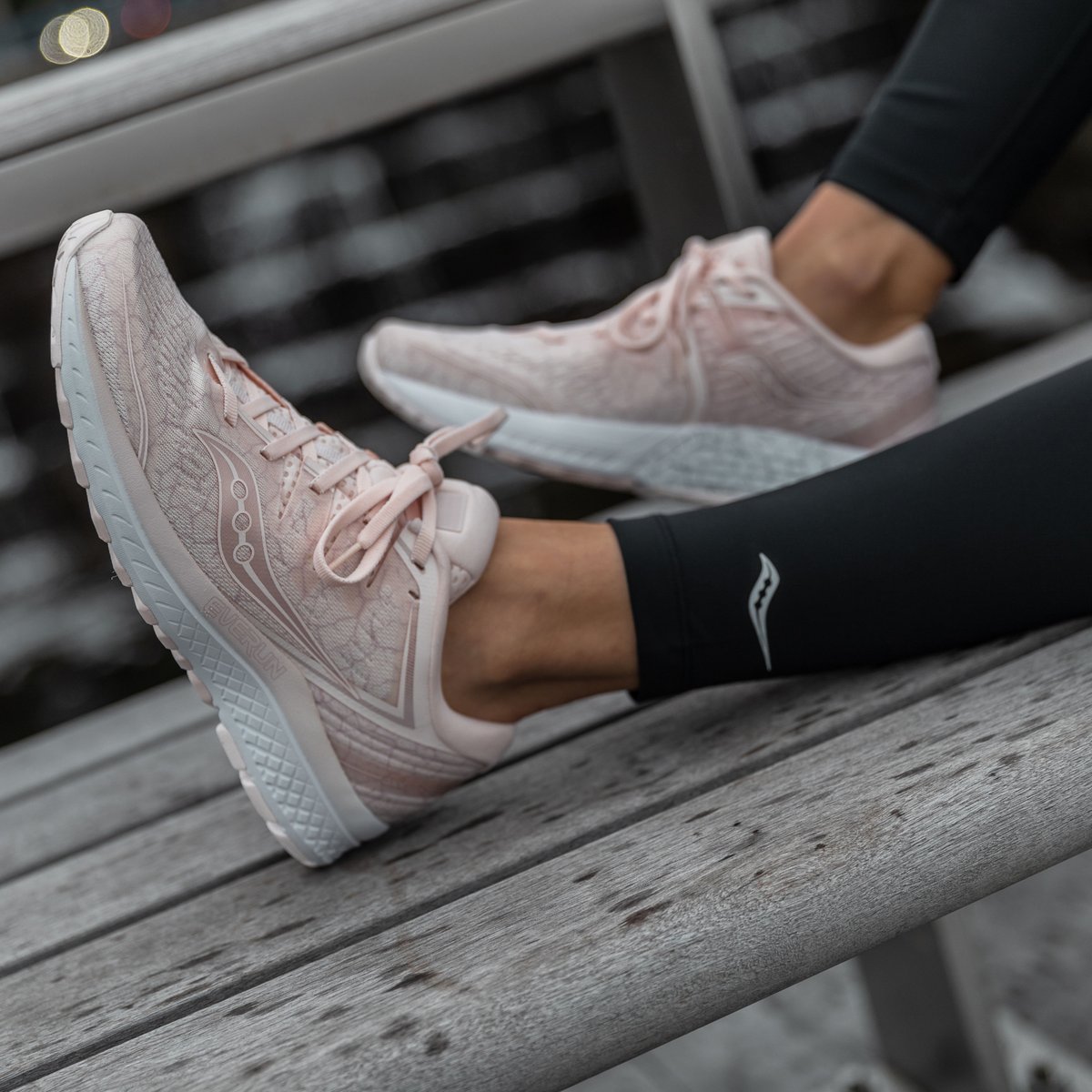 SauconySpain's tweet photo. Para aquellos que anhelan confort en cualquier carrera y necesitan algo de apoyo en los momentos de máxima fatiga, las #GuideISO2 ofrecen el mejor equilibrio entre amortiguación y control de estabilidad para sentirse cómodo durante toda la marcha. #RunForGood https://t.co/1gwOoXkIfU
