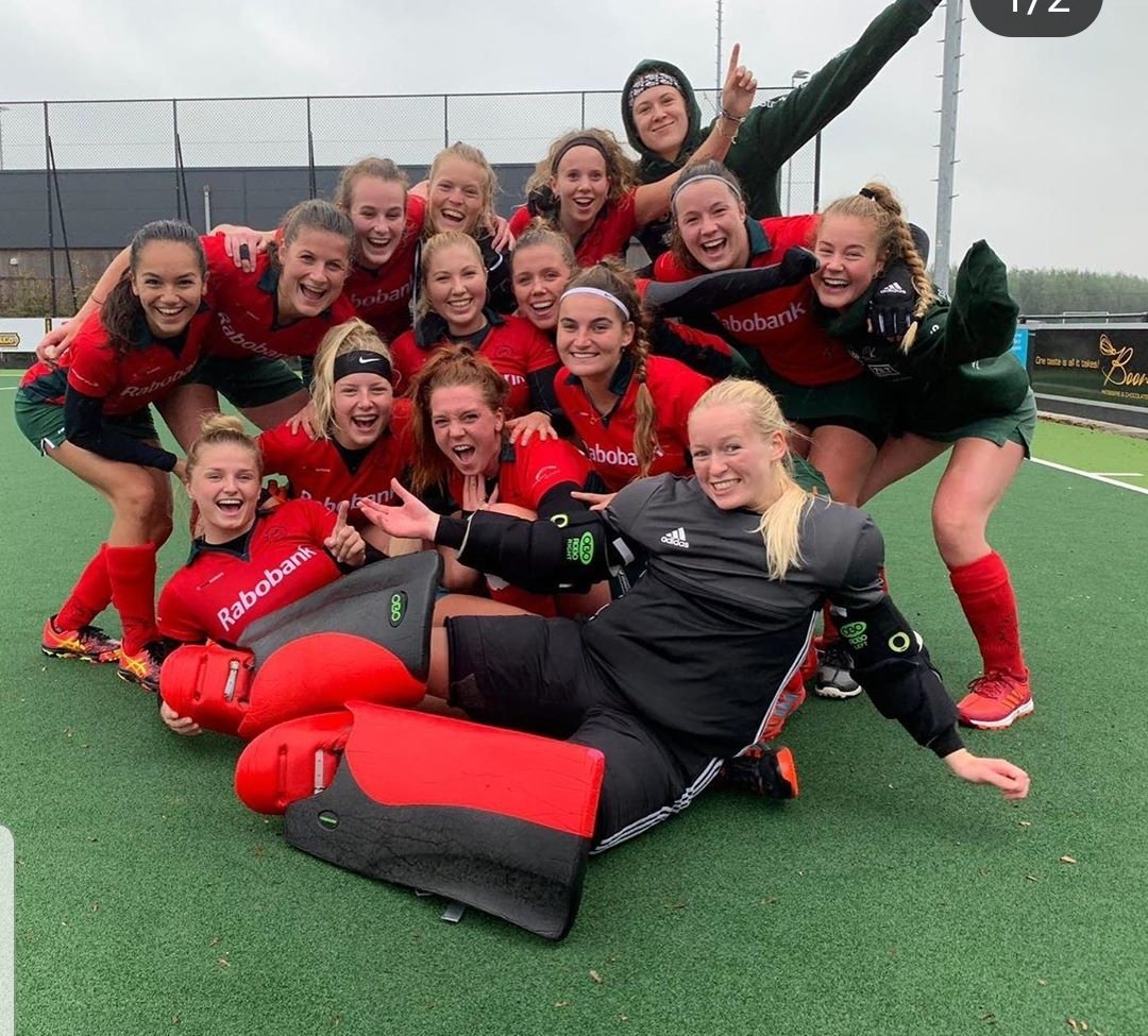 Dames 1 heeft vandaag knap met 3-3 gelijk gespeeld uit tegen koploper Weesp. Goed gedaan meiden!