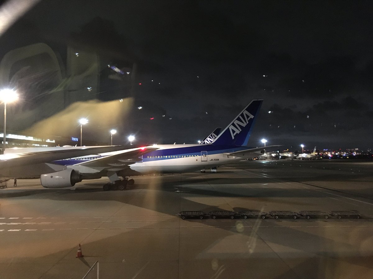 青木伸也 Aoki Nobuya 羽田空港から伊丹空港へ帰阪し 777 0 Ja708a 伊丹空港 の軽食店にてピザとジンジャーエールで夕食 宝塚の実家に戻って 羽田で買った治一郎のバームクーヘンを母と食べて現在に至る