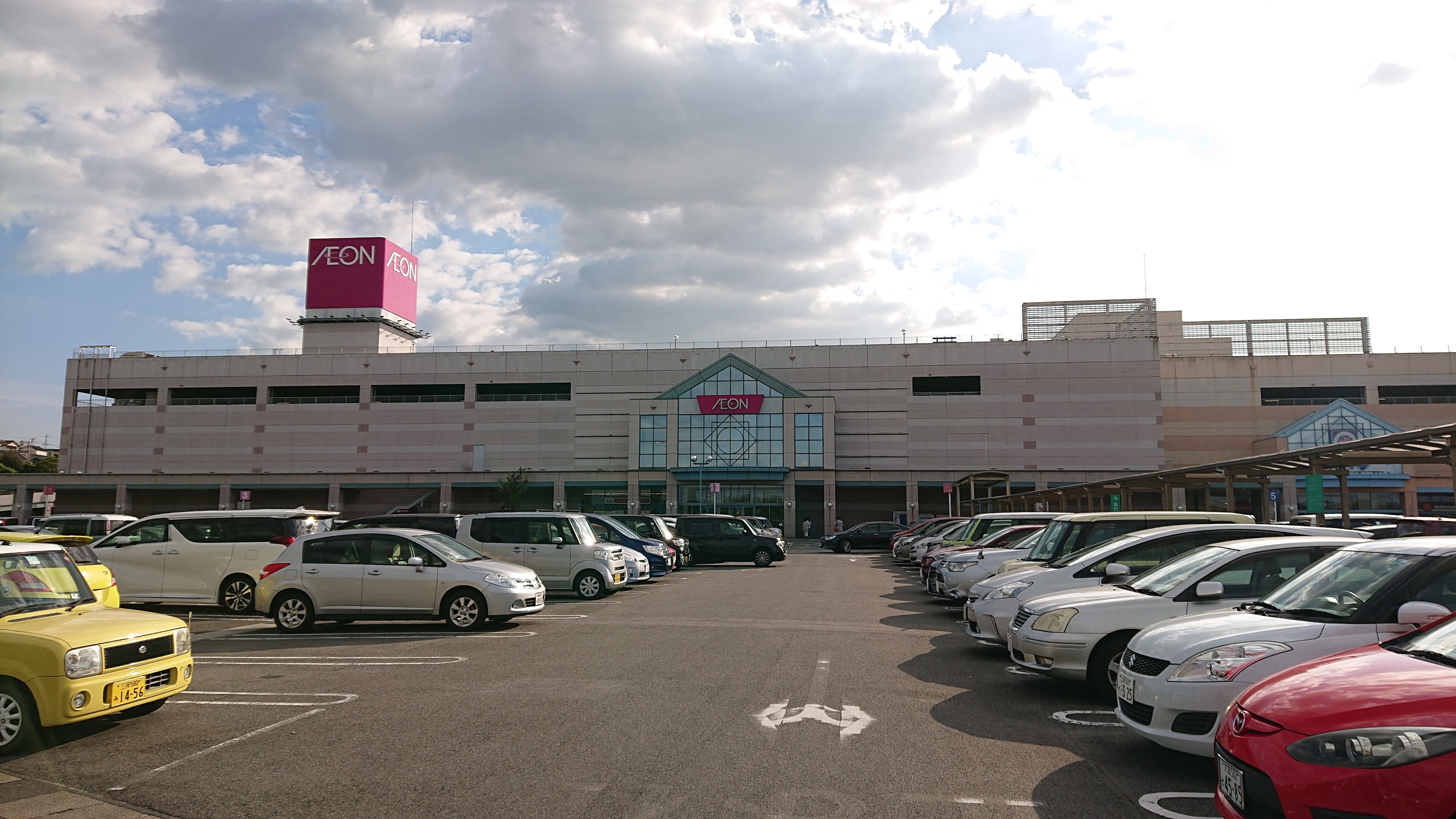 私的名盤紹介annex イオン三好店 アイ モール みよし市 00年に開業した みよし市が主要株主の 株 三好商業振興が 専門店街の運営を行い イオンの連結子会社の 株 新商業都市がイオン部分の運営を行うモールです アイモールはブルーを基調にした巨大