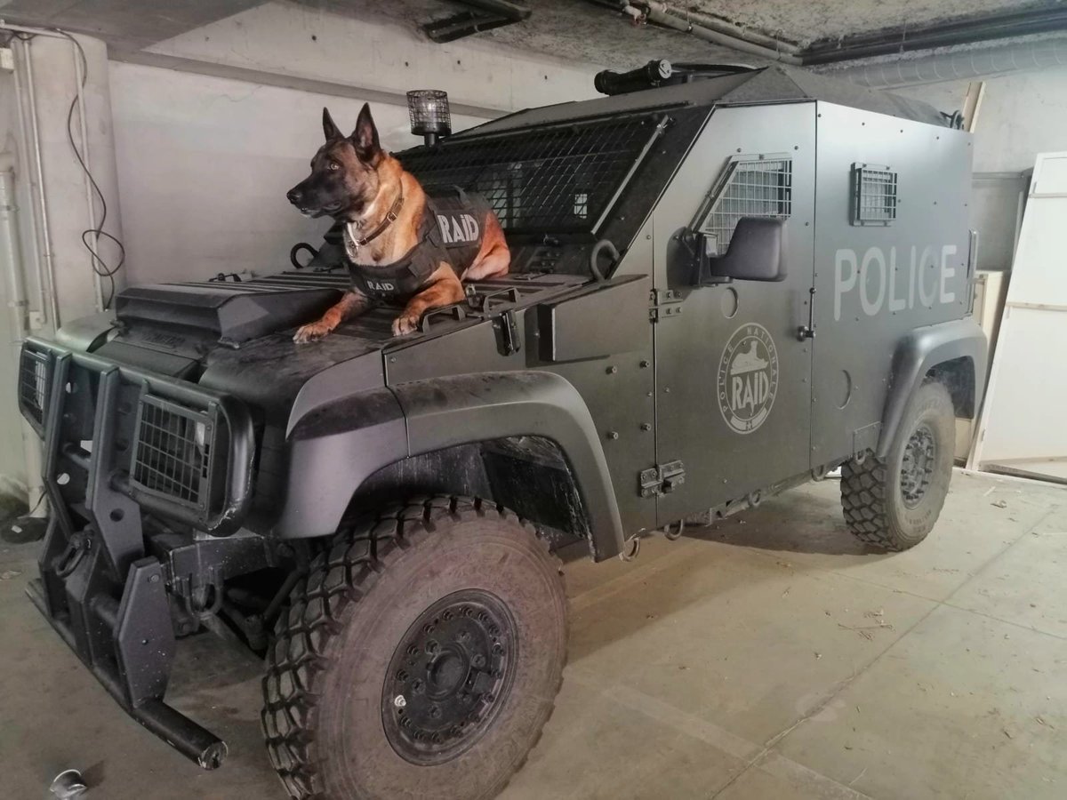 PoliceNat13's tweet photo. [#Cooper] Vous étiez nombreux à demander de mes nouvelles après cette intervention fin juillet !  
Comme vous le voyez sur cette photo de vendredi :
#Rétablissement #PleineForme . Enfin sur pattes avec mes chers collègues du #RAID13. 
Merci pour votre soutien #FierdEtrePolicier https://t.co/jaglyqsnCb