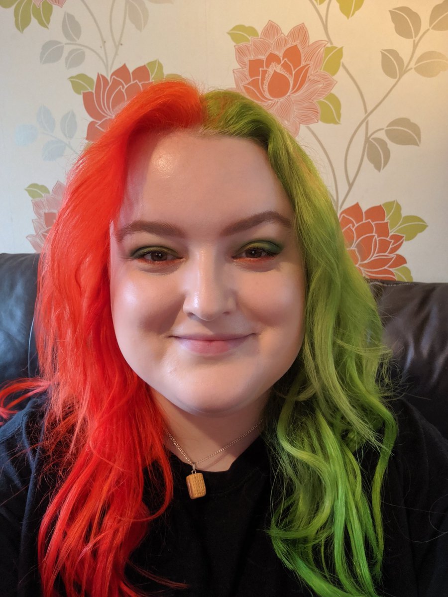 Lightamongstdrk's tweet photo. I feel so cute today
#FeelingMyself #splithaircolour #newhair https://t.co/75dSbgmmaE