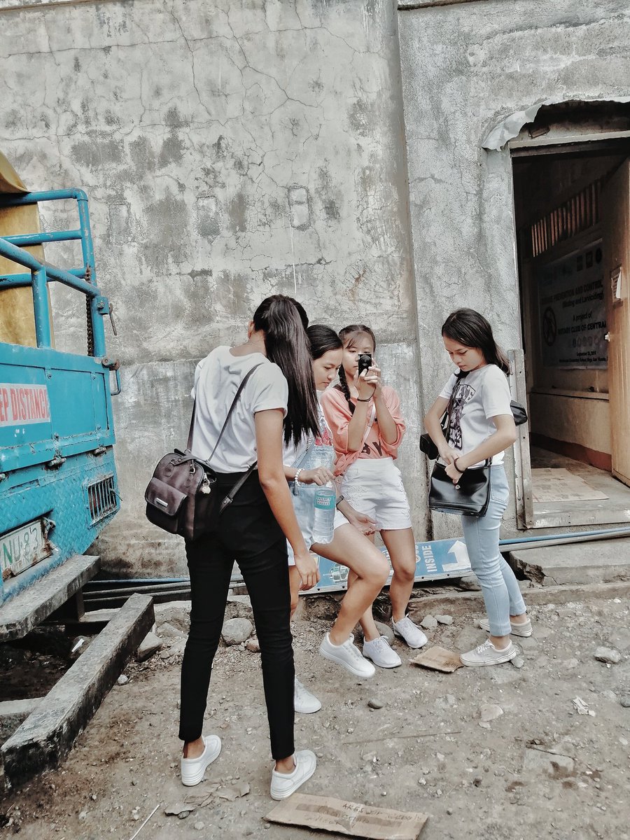 dailyjayvz's tweet photo. Vlogger/Kargador
Para sa grades.
Lavan lang mga vev.💘
#ItsAWrap #FinalVlog https://t.co/5T6k1lmQpO