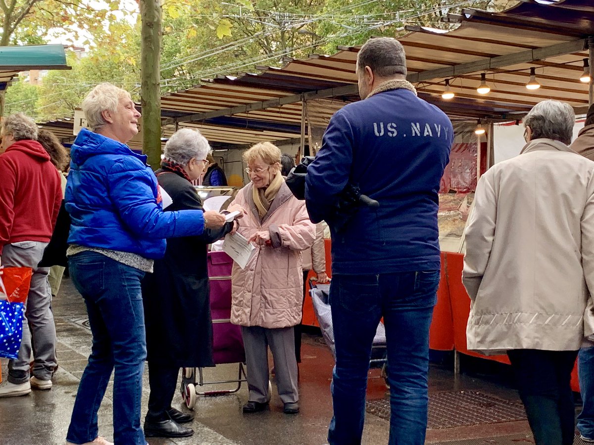 PCFParis14's tweet photo. Les communistes de #Paris14 sur le marché brune pour informer sur la contre-réforme des retraites de Macron et faire signer la pétition pour un référendum sur la privatisation des Aéroports de Paris ! https://t.co/PhNatcpsBt
