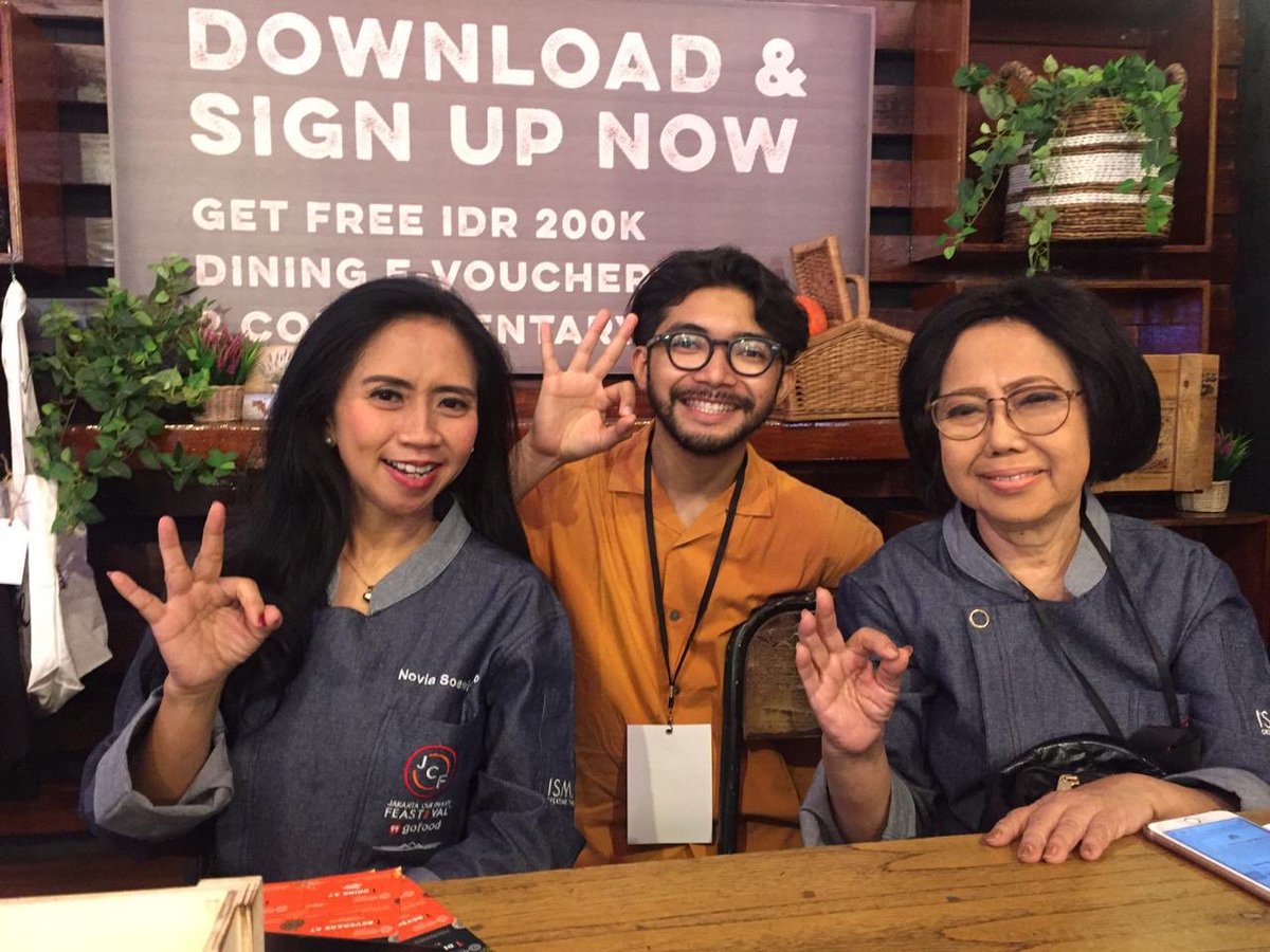 VVYND's tweet photo. In the presence of a legend aka. Bu Sisca Soewitomo and Kak Novia Soewitomo โจ
Cue the โAromaโ intro music! #JCF19 https://t.co/isSnSSmyFn