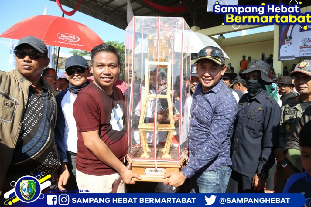SampangHebat's tweet photo. Dok, Minggu (06/10/2019). 

Wakil Bupati H. Abdullah Hidayat menghadiri Kerapan Sapi Piala Presiden di Lapangan R.P Moh Noer SKEP Kabupaten Bangkalan yang dimenangkan oleh Sapi Milik H. Hakiki Ketapang Sampang untuk Juara 1 Atas. 

Foto : Humas Pemkab Sampang https://t.co/0or8sR1gdU