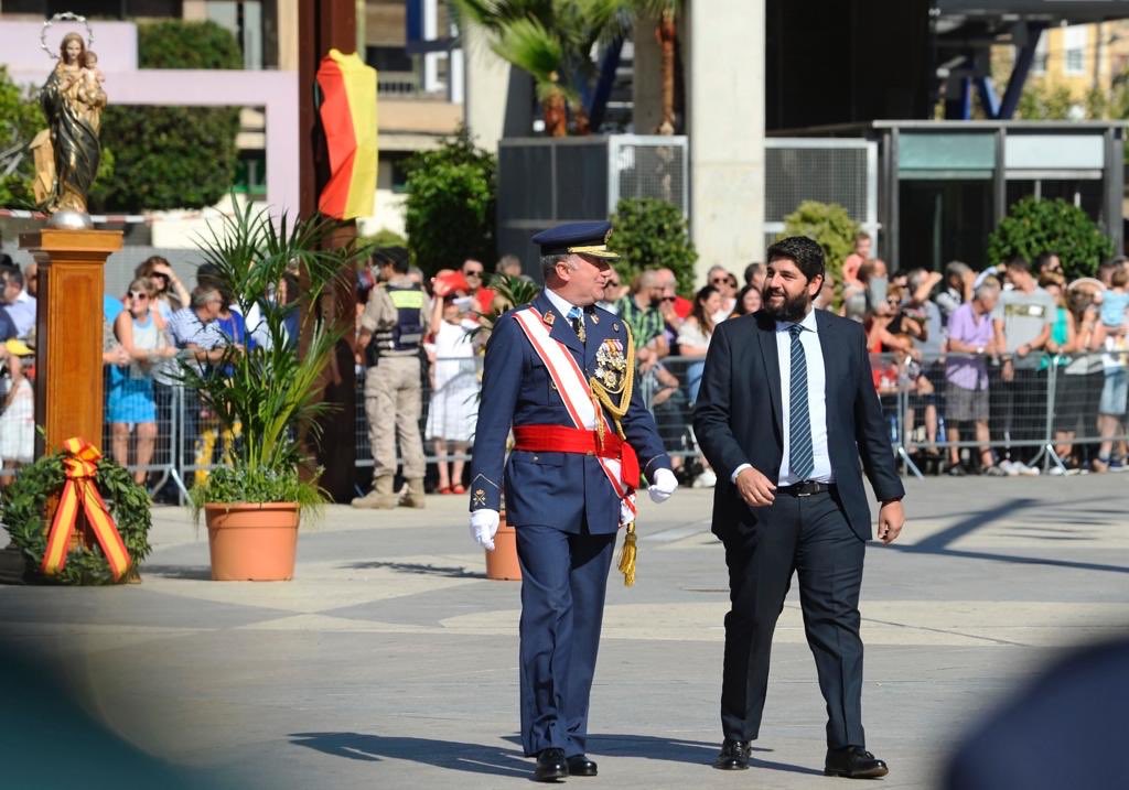LopezMirasF's tweet photo. Alcantarilla se ha volcado hoy con los actos de homenaje a la Bandera organizados por @AytAlcantarilla y la Base Aérea @ejercitoAire. Hoy celebramos todo lo que nos une en este gran país que es #España. https://t.co/5H2QrB4f80