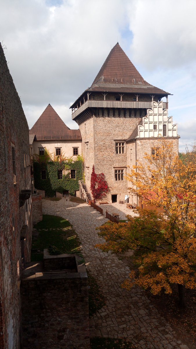 dotheren's tweet photo. Hrad #Lipnice byl dobyt driv nez sme to s #Shian zvladli sami. A tak se projevil alespon jako spravny rebel. #ShianNaCestach #Vysocina #vylet https://t.co/A2nqNvDGnp