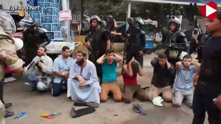 haythamabokhal1's tweet photo. الفرق بين جيش ١٩٧٣
وعسكر السيسي في ٢٠١٣ 
الأول يسوق الأسري الإ��رائيليين!
والثاني يسوق أخوه وإبن بلده عقب مجزرة الحرس الجمهوري والنهضة..!
صور تكشف التحول المخيف..!
#السادات
#السيسي_بربع_جنية
#نصر_اكتوبر
#تيران_وصنافير_مصريه https://t.co/gLwSWgn2hk