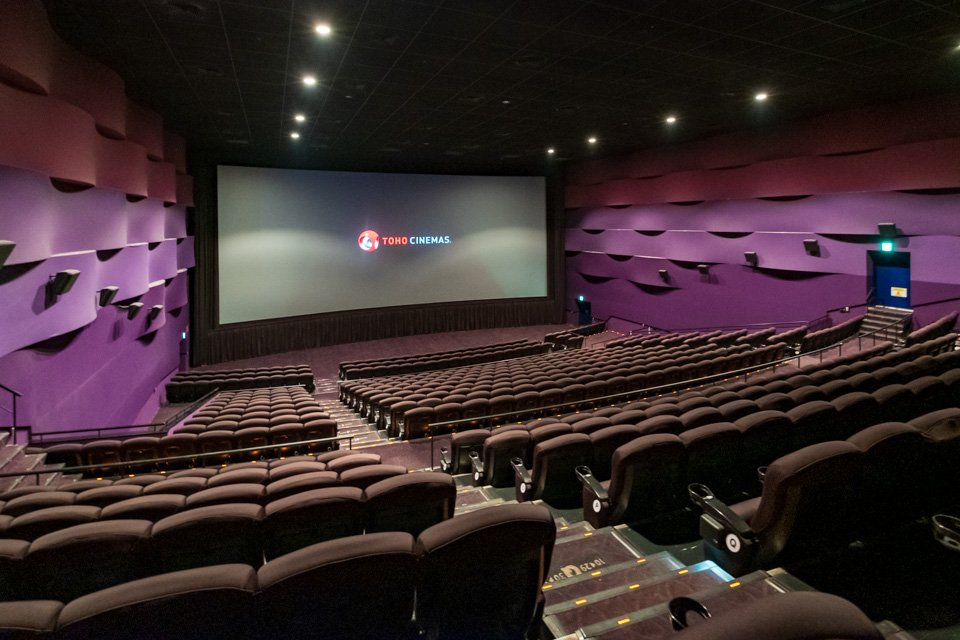 Twitter 上的 ぴろ Tohoシネマズ海老名 スクリーン1の ヴァイオレット エヴァーガーデン外伝 ステージの音の立ち上がりが若干もっさりしてるように感じてたまにサラウンドとズレが起きたようなモヤモヤする鳴りはちょっと古さ目立ちました 暖炉の火花が背後から