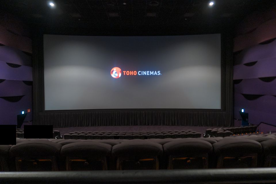 Twitter 上的 ぴろ Tohoシネマズ海老名 スクリーン1の ヴァイオレット エヴァーガーデン外伝 ステージの音の立ち上がりが若干もっさりしてるように感じてたまにサラウンドとズレが起きたようなモヤモヤする鳴りはちょっと古さ目立ちました 暖炉の火花が背後から