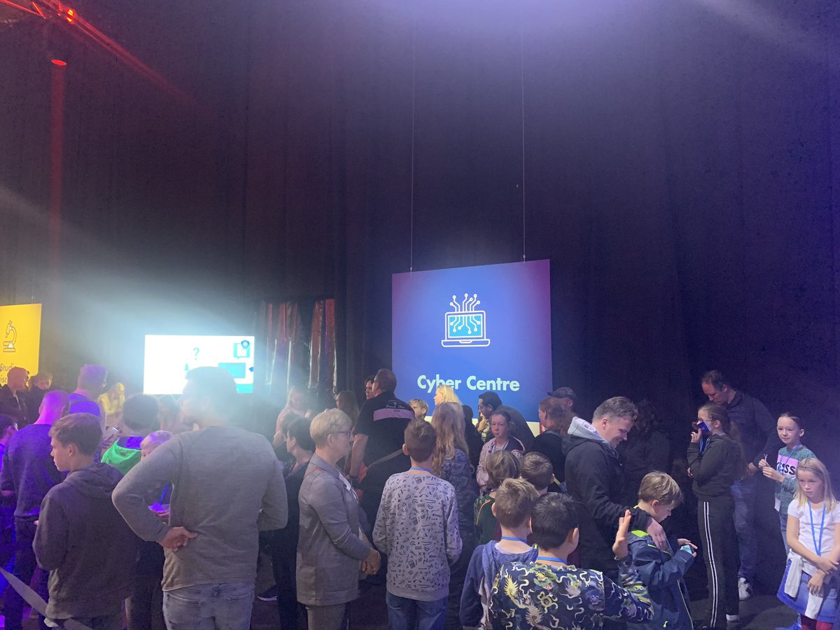 POL_Harmelink's tweet image. Een dikke dikke rij wachtende #kids op #generationdiscover . Allemaal kids die wachten om lid te worden van de #cybersquad !! #vraaghetdepolitie #VHDP @politie #makethefuture