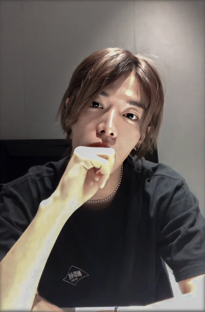 กรี๊ดเถอะ ตอนแต่งนี่ด่าไฟห้องตลอด  พอแต่งเสร็จแล้วแบบ..หล่อมากพ่อออ ㅠㅠㅠㅠ #YUTA