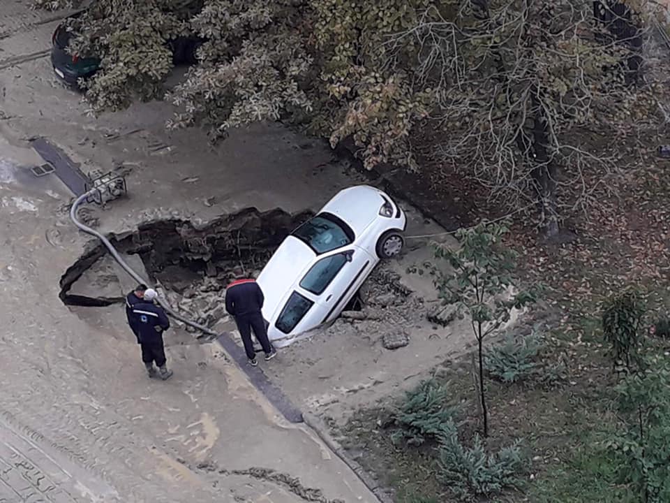 USLED PUCANJA VODOVODNE CEVI AUTOMOBIL JE UPAO U RUPU,IZGLEDA DA JE GORAN VESIC STIGAO I U NOVI SAD!

Ulica: Stjepana Mitrova Ljubise
Autor fotografija: Jovana Bekic