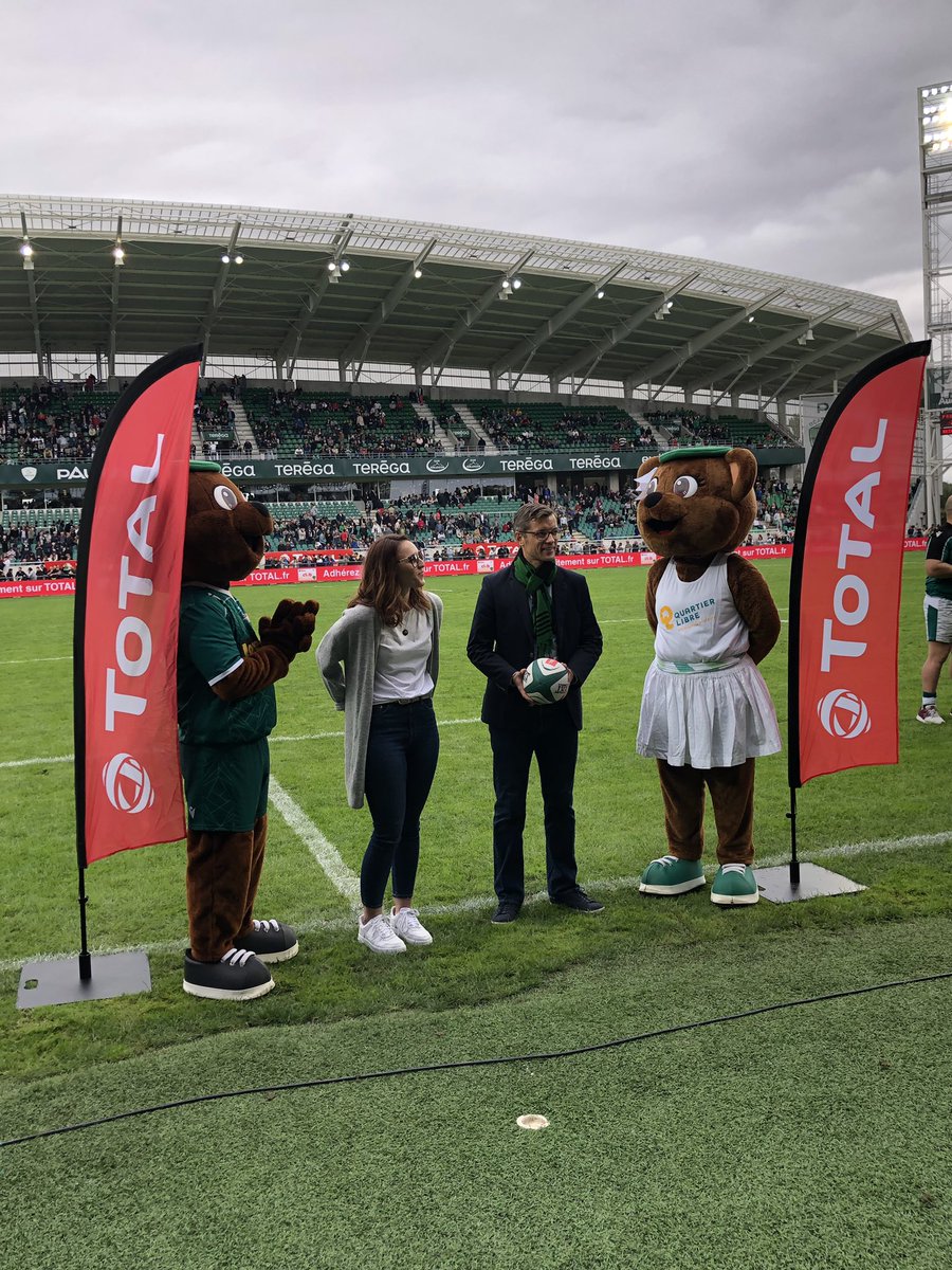 SectionPaloise's tweet photo. 🎁 Remise du ballon dédicacé à la gagnante des 2 places VIP offertes par notre partenaire majeur Total suite au quizz Instagram paru cette semaine.
Remise effectuée par Damien Ricour-Dumas, Directeur Image et Marque du Groupe Total.
#TotalSection https://t.co/yF4pUn6mn3