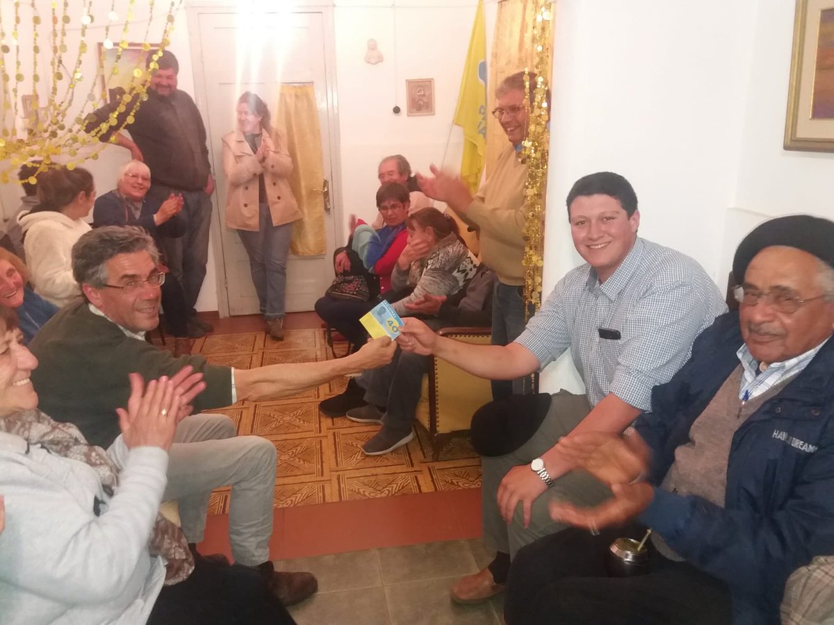 JoseArocena's tweet photo. LEANDRO de 18 años recibe su primera lista para votar con un bagaje increíble de sueños y esperanzas de construir el departamento y el país que todos queremos. MIL GRACIAS POR LA CONFIANZA👍👍👍💛💛💛 @SenJavierGarcia @LuisLacallePou @CStopingi https://t.co/4muaBhBSO8