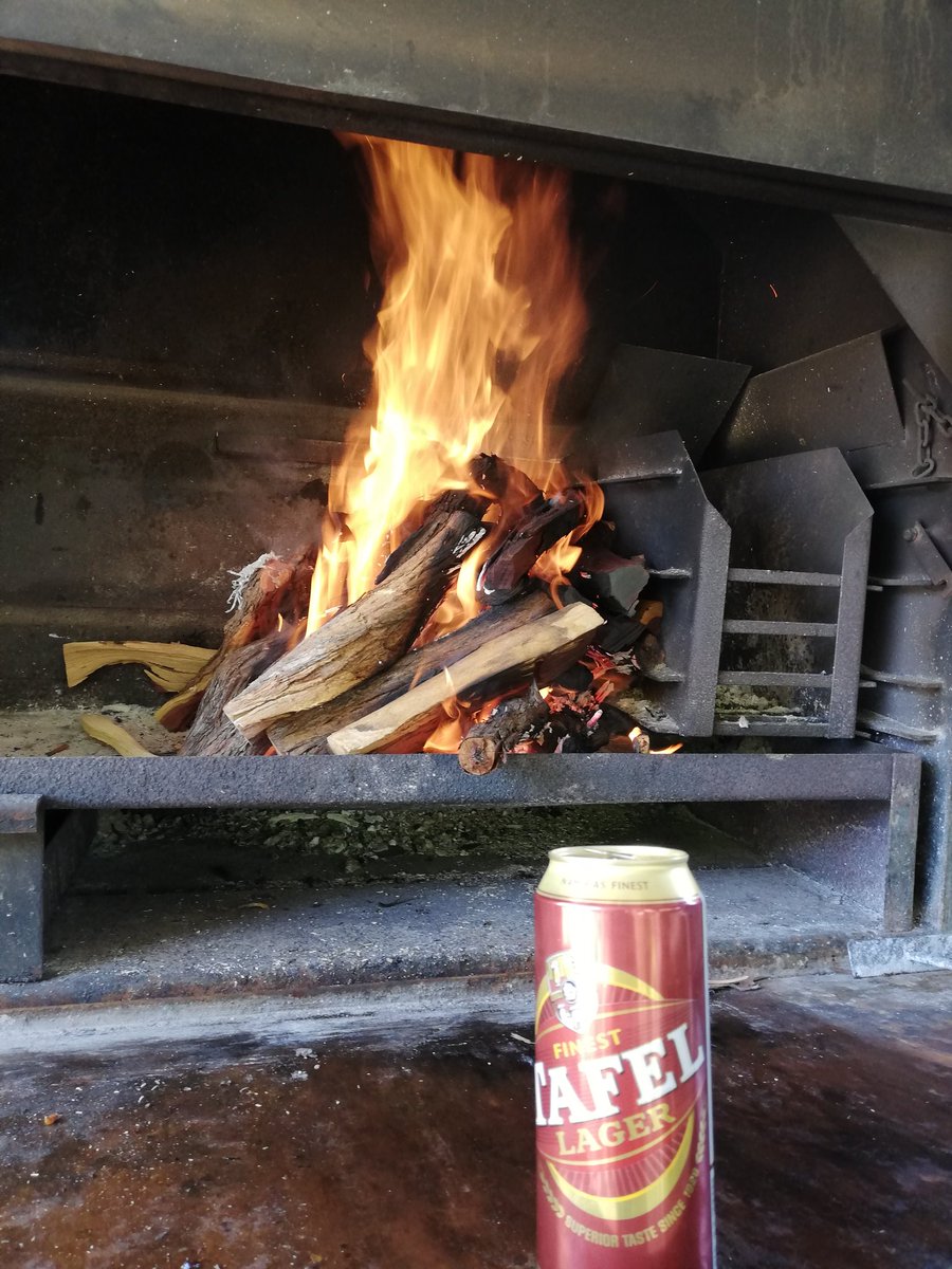 TollavanZyl's tweet photo. Namibiese Bier. Namibiese Hout. Ek troos my daaraan dat die mense in Nieu-Seeland nou al in Maandag is. Ons braai, hulle moet gaan werk. #lekker https://t.co/aq8LmCpCNc