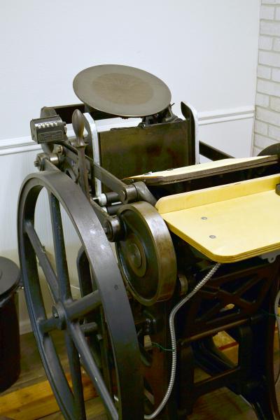briarpress's tweet photo. #Letterpress shop for sale: Looking to sell press &amp; all supplies together as one sale. Incl: C&amp;P NS 8x10; 19” Challenge Advance Paper Cutter; Multi-speed 120V engine; 2 rubber rollers with 4 trucks; 2 chases with 1 boxcar base; Tympan + more.
IN. https://t.co/vvZRmumakt https://t.co/zkGytrJOIo