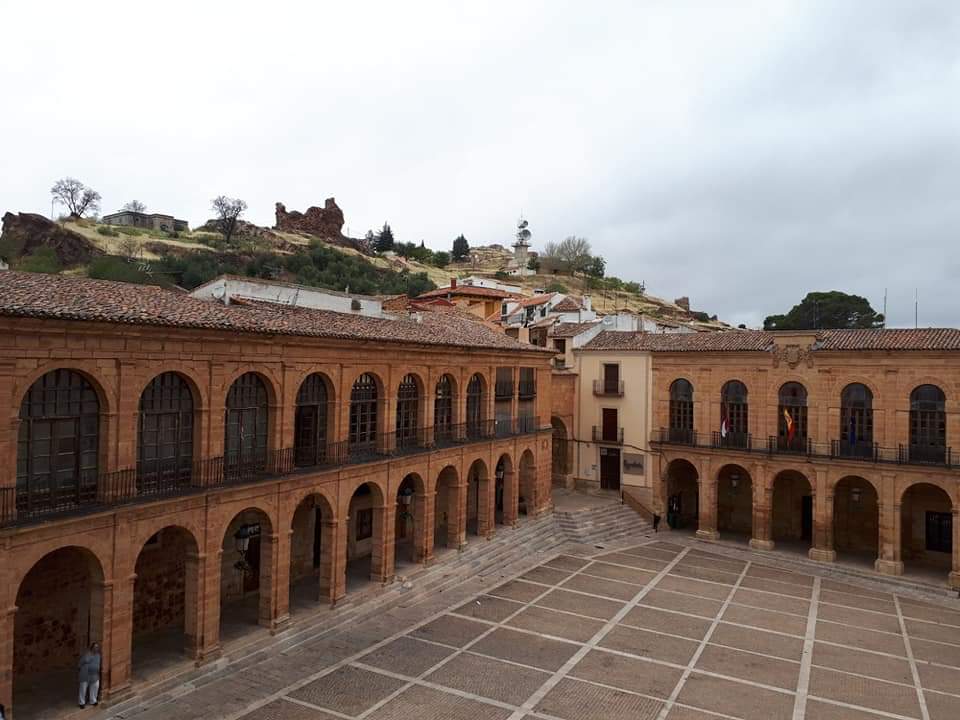 LCortijos's tweet photo. Esta tarde a las 17.30 se graba un programa de  Televisión Castilla-La Mancha en la Plaza de Alcaraz  ya que la localidad quiere ser la sede para darlas campanadas de fin de año. https://t.co/Jb5ww8Hw6O