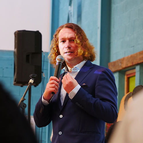 COP1Etudiante's tweet image. Yonathan Parienti de @Horyou est venu adresser un remerciement chaleureux à ceux "Qui ont utilisé leur libre arbitre, ont choisi de se réunir". 
Mention spéciale à vos contributions au Mur d'Engagement, qui l'ont fortement impressionné !
#ActNow #youthforclimate #AgirMaintenant