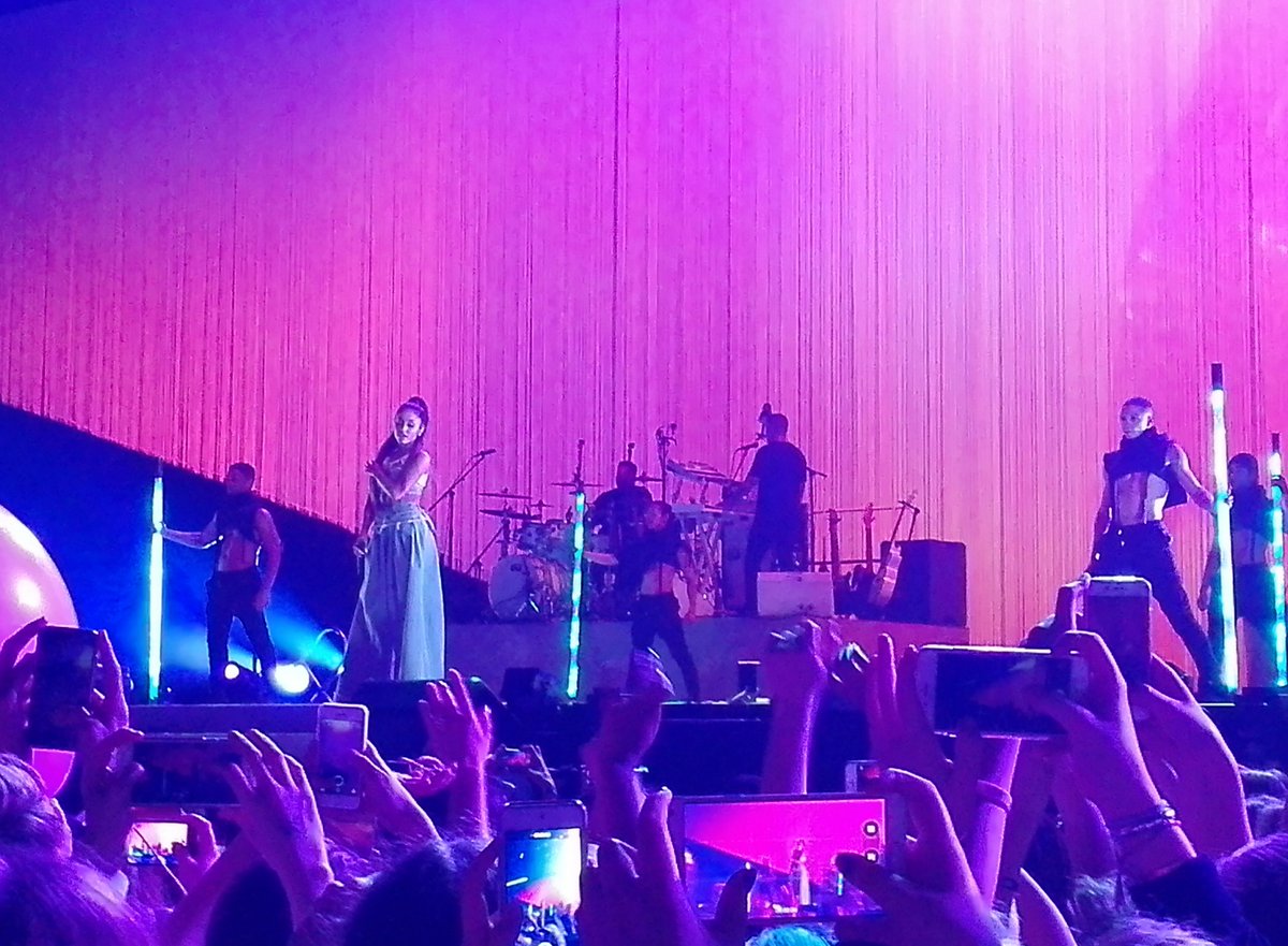 iSmileForAri's tweet photo. I feel blessed I got to see Ariana every tour. https://t.co/uEcQWy0rgD