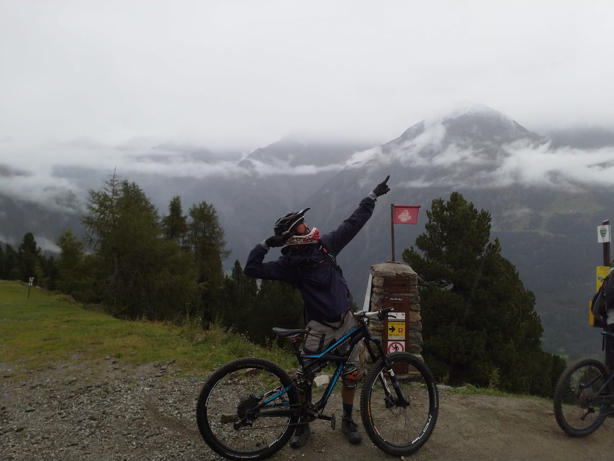 TwoGuysOneVan1's tweet photo. I'm going up... THERE!

Hill top glamour shots in #Sölden at #BikeRepublicSölden smashing out some laps on the #teare line

#nonamesyndicate #TotalMTB #UKMTBChat #justride #austria #mtb #flowtrail #YouTube https://t.co/RQAjX5PuIa