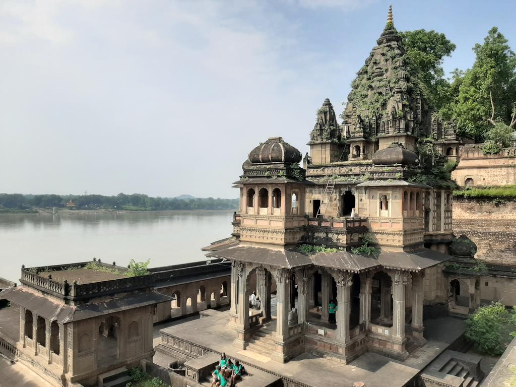 AKSSixthForm's tweet photo. An immensely rewarding day at the #RSIC2019. We've been sightseeing in beautiful Maheshwar, before an afternoon's volunteering in a range of service activities including planting, painting and teaching. https://t.co/dmLt5flTac