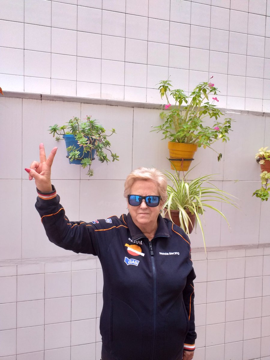 LoloyTere's tweet image. #happy50repsol #boxrepsol #8ball Tan orgullosa de #MarcMarquez como su madre! Enhorabuena a todo el equipo. Grandes!