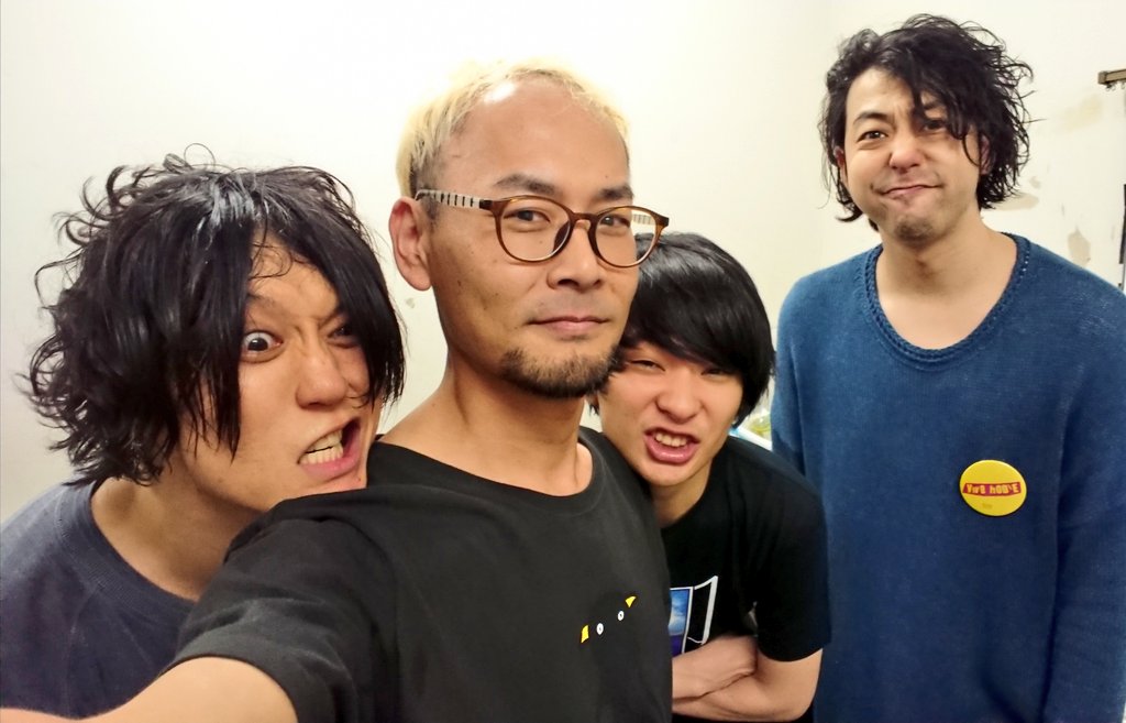 kamijimajun's tweet photo. 今夜も最高でした！UNISON SQUARE GARDEN、そして集まってくれた皆様、ありがとう！
これがユニゾン×窓枠だ！どうだ！
#ユニゾンと自撮り #唯一許された男 #オラつく店長 #オラつく田淵 #俺ハゲたな https://t.co/PllHO5gQeu