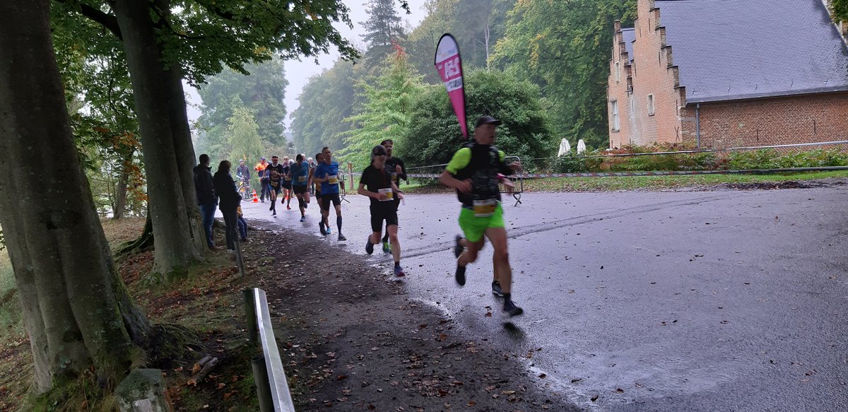 Doortocht van de #BrusselsMarathon door het #ParkvanTervuren en het #Zoniënwoud #groenerand #deboswachters #visittervuren #SpaansHuis