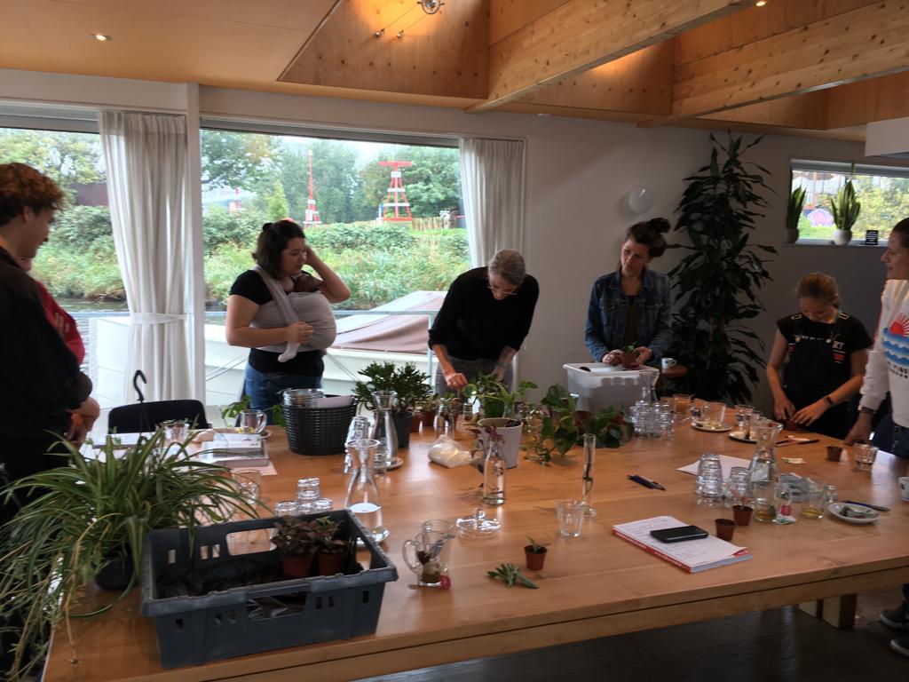 Nu bezig, de workshop stekken van <a href="/HetGroenlab/">Judith Baehner</a> in <a href="/geWoonboot/">geWoonboot - NDSM</a> tijdens de Groenste Dag van Noord. Meer programma en ideeën check duurzame100vannoord.nl 

Met dank aan @tasjagab voor de foto's