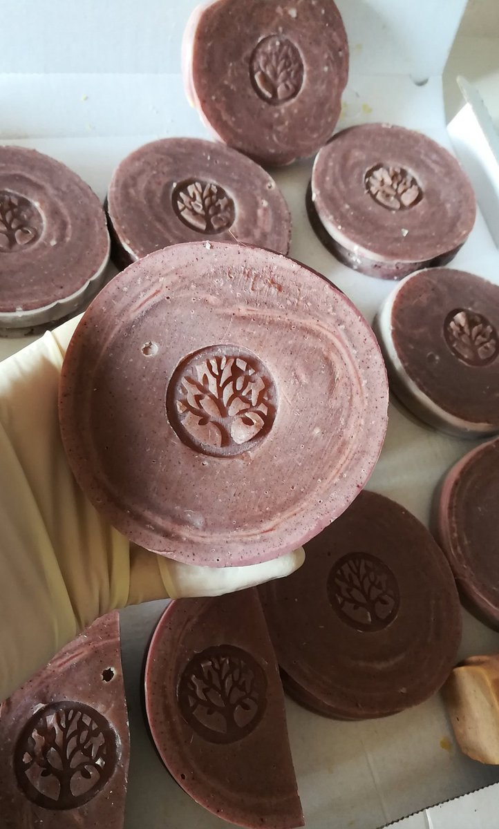 AromiGli's tweet photo. Prodotti per la cura del corpo naturali e fatti a mano; più info/more info ➡ https://t.co/WImSVGo46E
#handmade #handmadesoap #soap #vegansoap #Vegan #veganlifestyle #naturalhealth #ecofriendly #gliaromidicleopatra👁 #lifacciamonoi🍃 #healthylifestyle #healthcare #giftidea https://t.co/LHnGhH6NcY