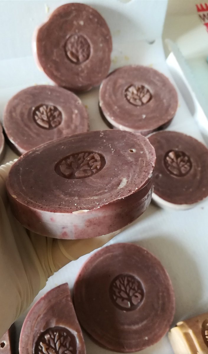 AromiGli's tweet photo. Prodotti per la cura del corpo naturali e fatti a mano; più info/more info ➡ https://t.co/WImSVGo46E
#handmade #handmadesoap #soap #vegansoap #Vegan #veganlifestyle #naturalhealth #ecofriendly #gliaromidicleopatra👁 #lifacciamonoi🍃 #healthylifestyle #healthcare #giftidea https://t.co/LHnGhH6NcY