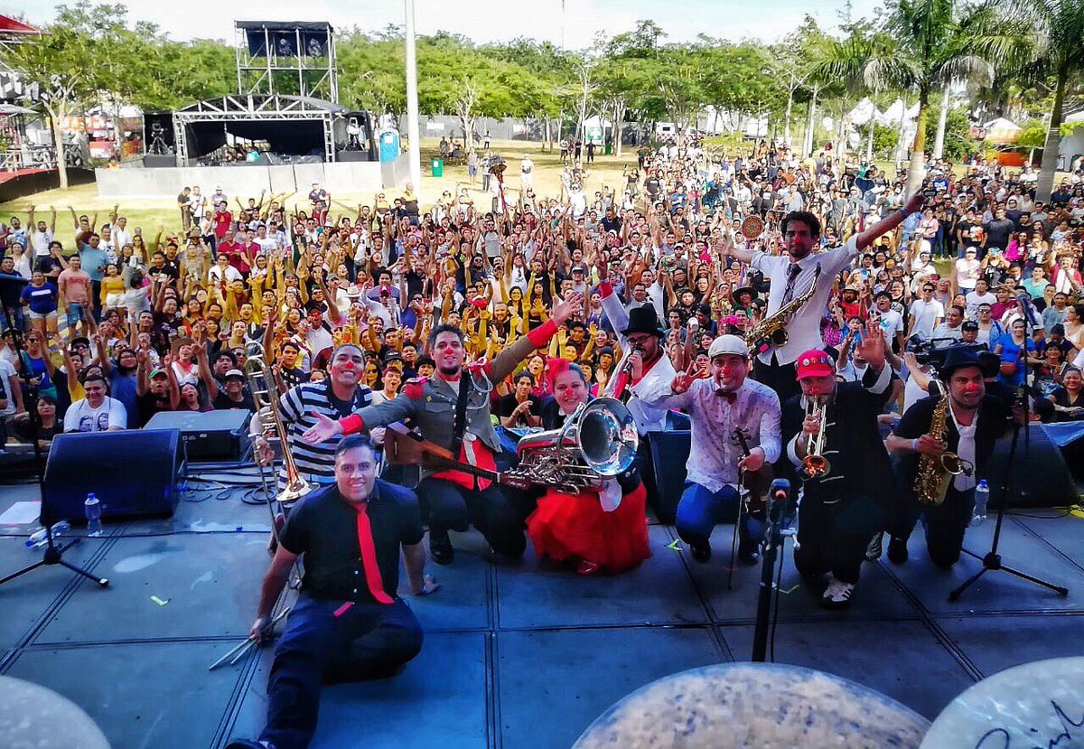 Triciclocircus's tweet photo. Gracias @TecateArcadia y gracias #merida los amamos!!!!!!
.
.
#tecatearcadia #10añospedaleando #triciclo #circus #clown #merida #brass #music https://t.co/wW8hRYRSK4