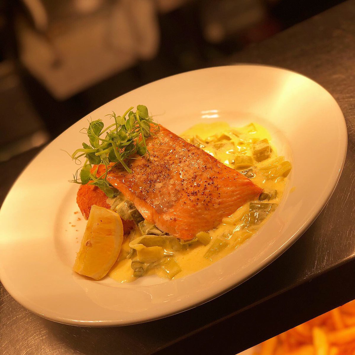 peakcastleton's tweet photo. The Chefs are cooking up a storm today, have you seen our new menu? Here’s a couple of the latest additions alongside one of our traditional Sunday roasts, don’t forget we’re serving food until 9pm folks!🍴
#sundayfunday https://t.co/DuiZld4mzd