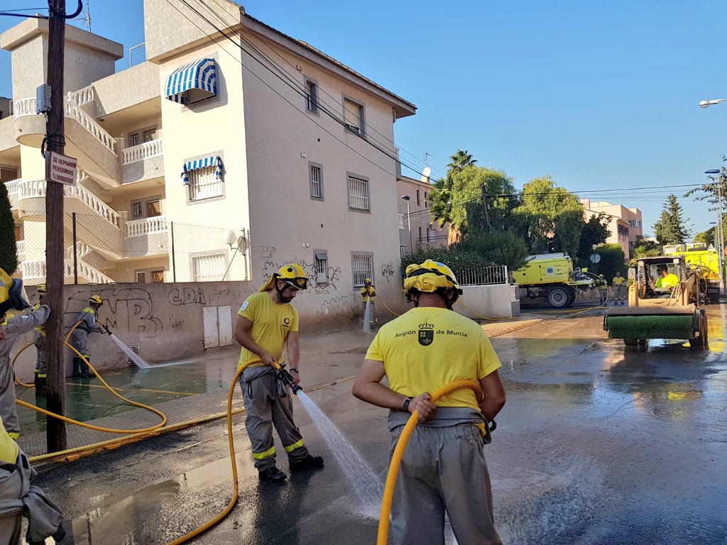 MurciaForestal's tweet photo. #DGMEDIO_NATURAL mantiene hoy el esfuerzo de 10 brigadas forestales #BRIFOR #CAPCOOR #AAMM_MURCIA y personal técnico #UNAIF #BRITEC en #SanJavier por #DANARMurcia.
✅ 10 🚒
✅ 60 👷♂️👷♀️ https://t.co/AeWE7Vjpny