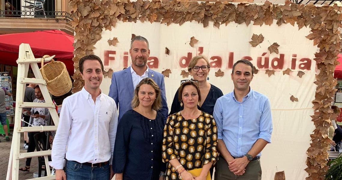 consell_pp's tweet photo. El nostre suport a les tradicions, a la gent, als pobles i a tota #Mallorca en general és incondicional. Avui, @Ll_Galmes i @SalomJeroni a les fires d’ #Alcúdia i d’ #Alaró perquè #feimPPoble #enPPositiu https://t.co/TyGUy9xex7