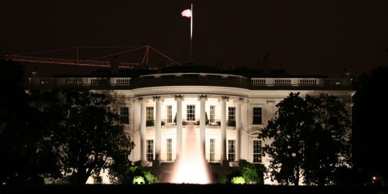 breaking_ai's tweet image. Microsoft says Iranian hackers tried to hack a US presidential campaign 
rius.ca/social_story/2…  #Microsoft #SV #AccountGuard #tech