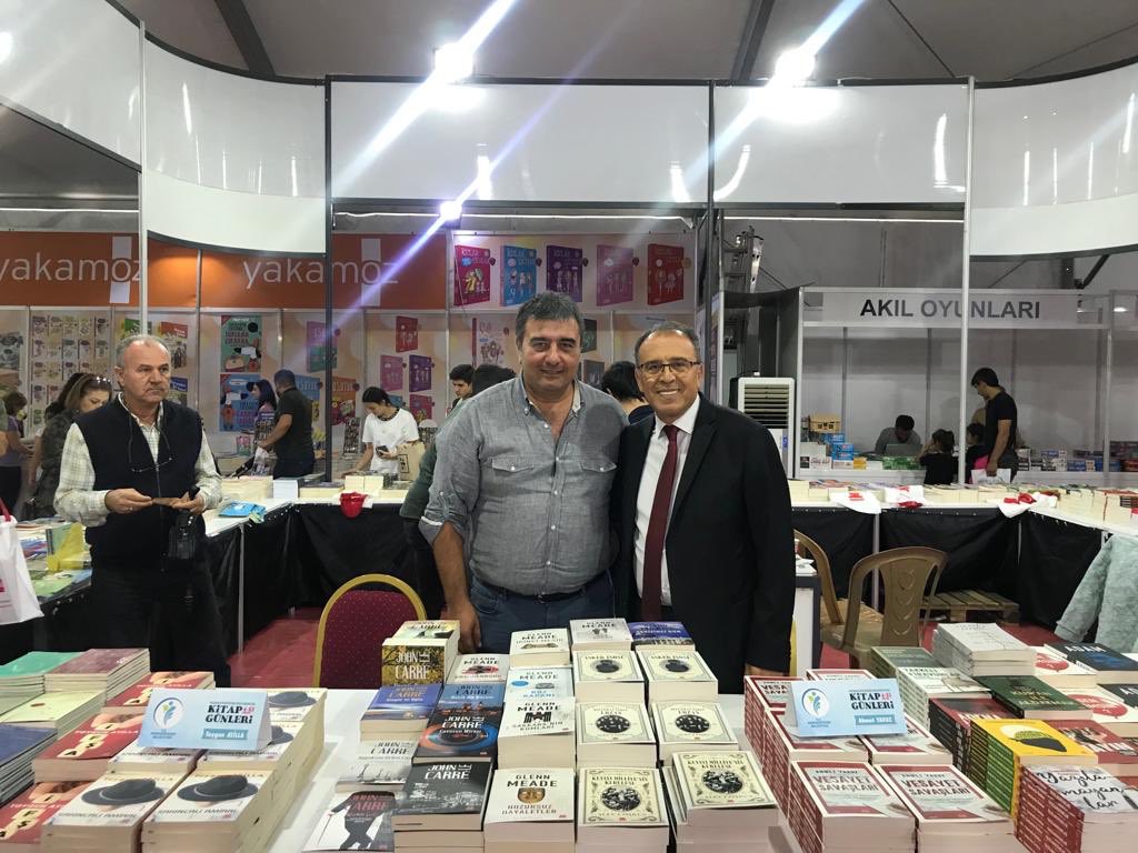 Güven timsali kıymetli yazar arkadaşım ⁦<a href="/toygunatilla/">Toygun Atilla</a>⁩ ile birlikte imza yapmanın mutluluğunu yaşarken...