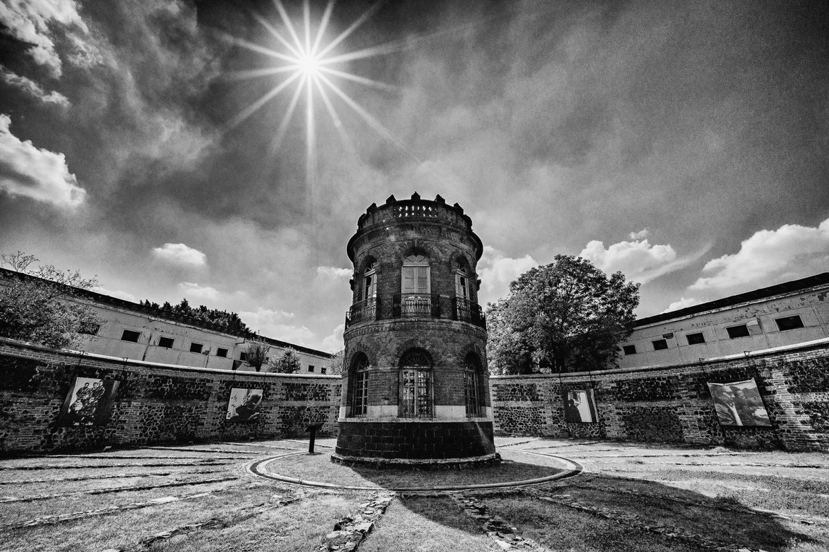 gpfotografiaMty's tweet photo. Aquí se escribieron historias negras de un gobierno opresor, y quizás de eso solo la torre queda, pero sus muros fueron testigos mudos de lo que ahí pasó. Por la memoria. No se olvida.
@NikonMX @NikonistasMx #Nikon #Nikonz6 #NikonMx #lecumberry https://t.co/wuaDTI1P9p