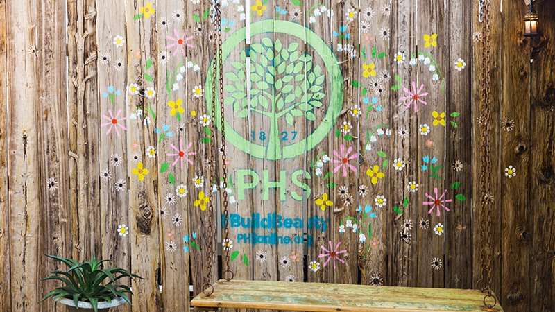 6abc's tweet photo. When you attend #PHeaSt, the PHS Pop Up Garden on South Street will be transformed into a whimsical moonlight garden party designed by @jenniferdesignsevents. Be a part of PHS fall fundraiser and get your tickets today! ➡️ https://t.co/qqag6zZL14 https://t.co/IxxJGcPOwS